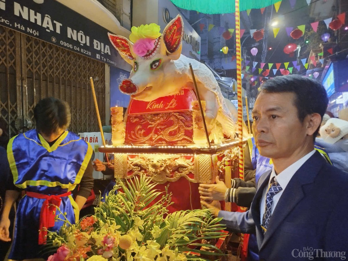 Lễ rước 'Ông lợn' độc nhất vô nhị tại Hà Nội