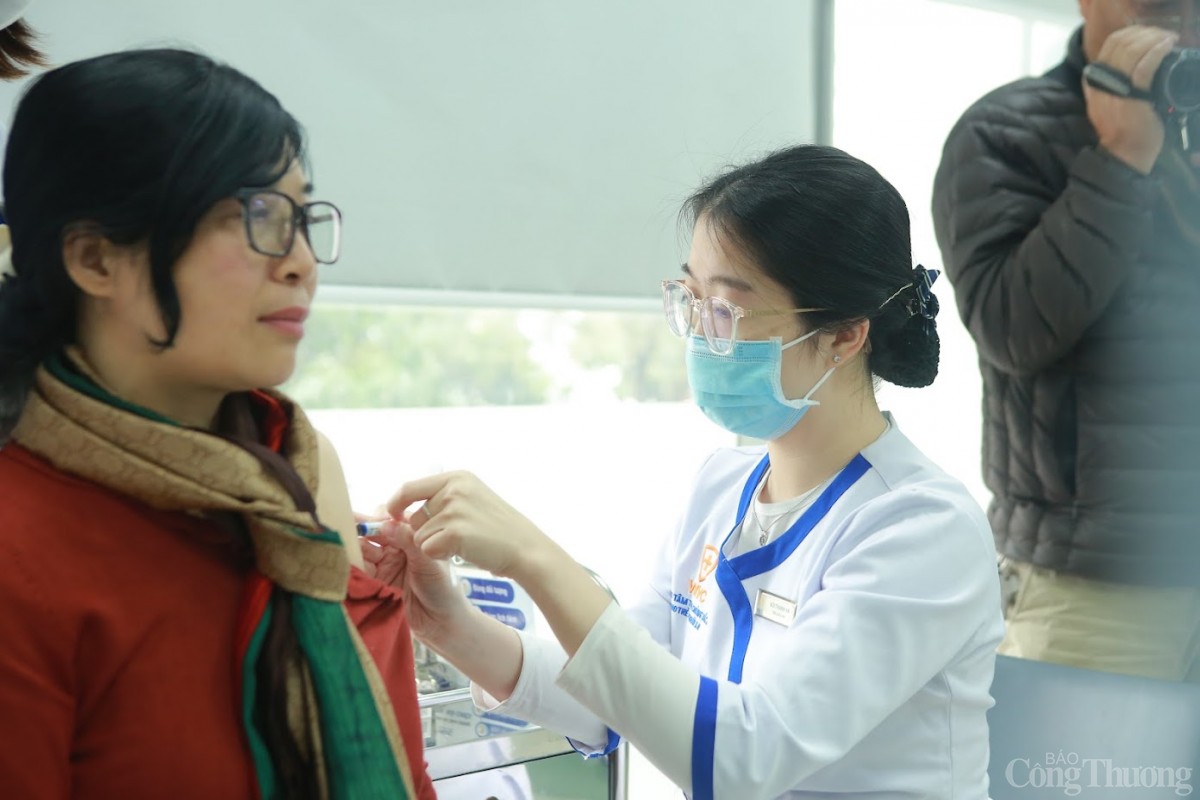 Lượt khách tiêm vắc xin cúm tăng cao gấp 10 lần Lượt khách tiêm vắc xin cúm tăng cao gấp 10 lần