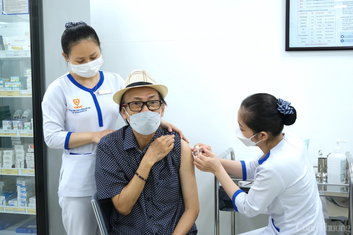 Người dân đến tiêm phòng vắc xin cúm