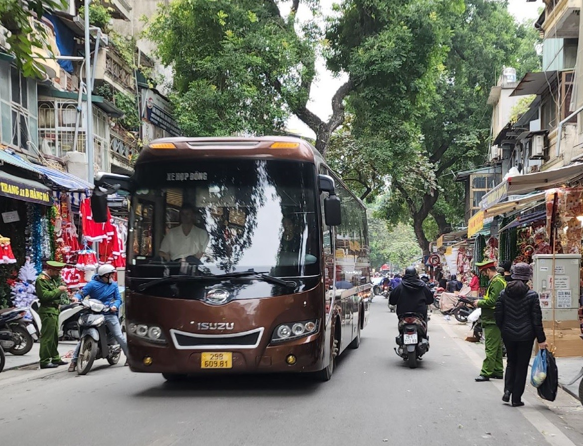 Hạn chế ô tô trên 16 chỗ tại khu vực phố cổ