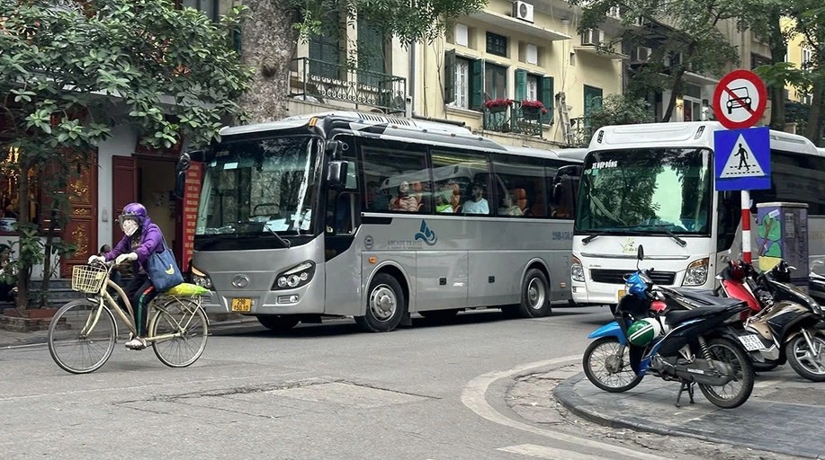 Hạn chế ô tô trên 16 chỗ tại khu vực phố cổ