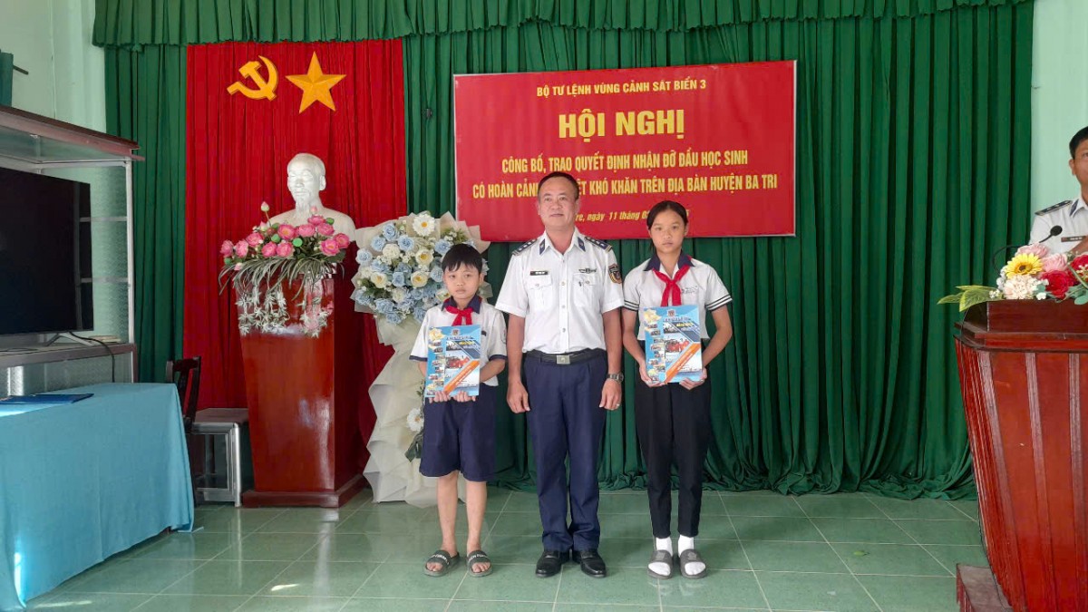 Đại diện lãnh đạo Phòng Phòng chống tội phạm, Vi phạm trao quyết định nhận đõ đầu cho 02 em học sinh có hoàn cảnh đặc biệt khó khăn trên địa bàn huyện Ba Tri.jpg Đại diện lãnh đạo Phòng Phòng chống tội phạm, Vi phạm trao quyết định nhận đõ đầu cho 02 em học sinh có hoàn cảnh đặc biệt khó khăn trên địa bàn huyện Ba Tri.jpg