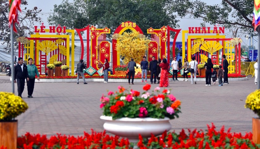 Du khách đổ về đền Trần trước giờ khai ấn. Ảnh VOV Du khách đổ về đền Trần trước giờ khai ấn. Ảnh VOV