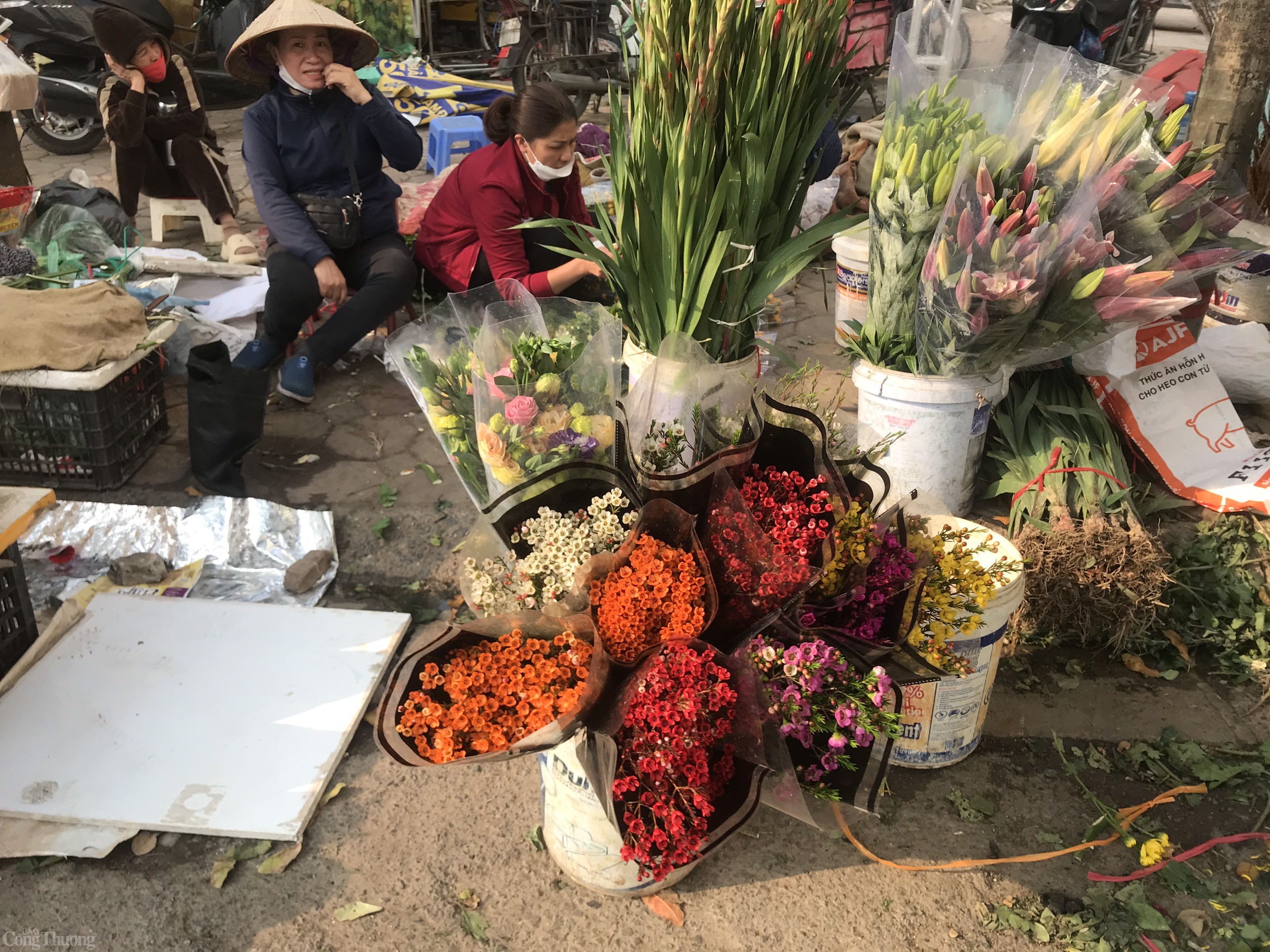 Hoa tươi được nhiều người quan tâm dịp Rằm tháng Giêng. Ảnh: Lê An Hoa tươi được nhiều người quan tâm dịp Rằm tháng Giêng. Ảnh: Lê An