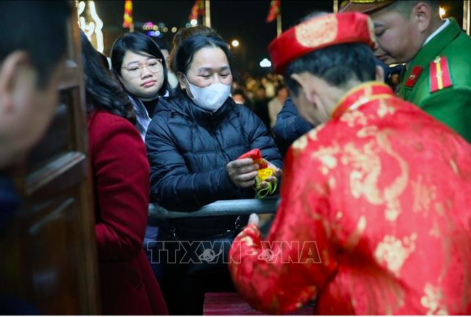 Các bô lão địa phương phát lương cho người dân và du khách. Các bô lão địa phương phát lương cho người dân và du khách.