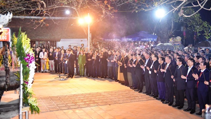 Các đại biểu thành kính dâng hương tại Lễ khai ấn Đền Trần Xuân Ất Tỵ 2025. (Ảnh: XUÂN TRƯỜNG) Các đại biểu thành kính dâng hương tại Lễ khai ấn Đền Trần Xuân Ất Tỵ 2025. (Ảnh: XUÂN TRƯỜNG)