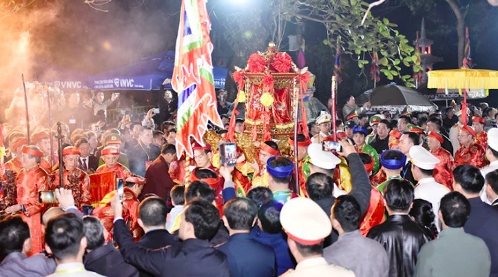 Kiệu ấn được rước từ Đền Cố Trạch sang Đền Thiên Trường, sau đó rước ấn vào nội cung để làm lễ xin Khai ấn. (Ảnh: XUÂN TRƯỜNG) Kiệu ấn được rước từ Đền Cố Trạch sang Đền Thiên Trường, sau đó rước ấn vào nội cung để làm lễ xin Khai ấn. (Ảnh: XUÂN TRƯỜNG)