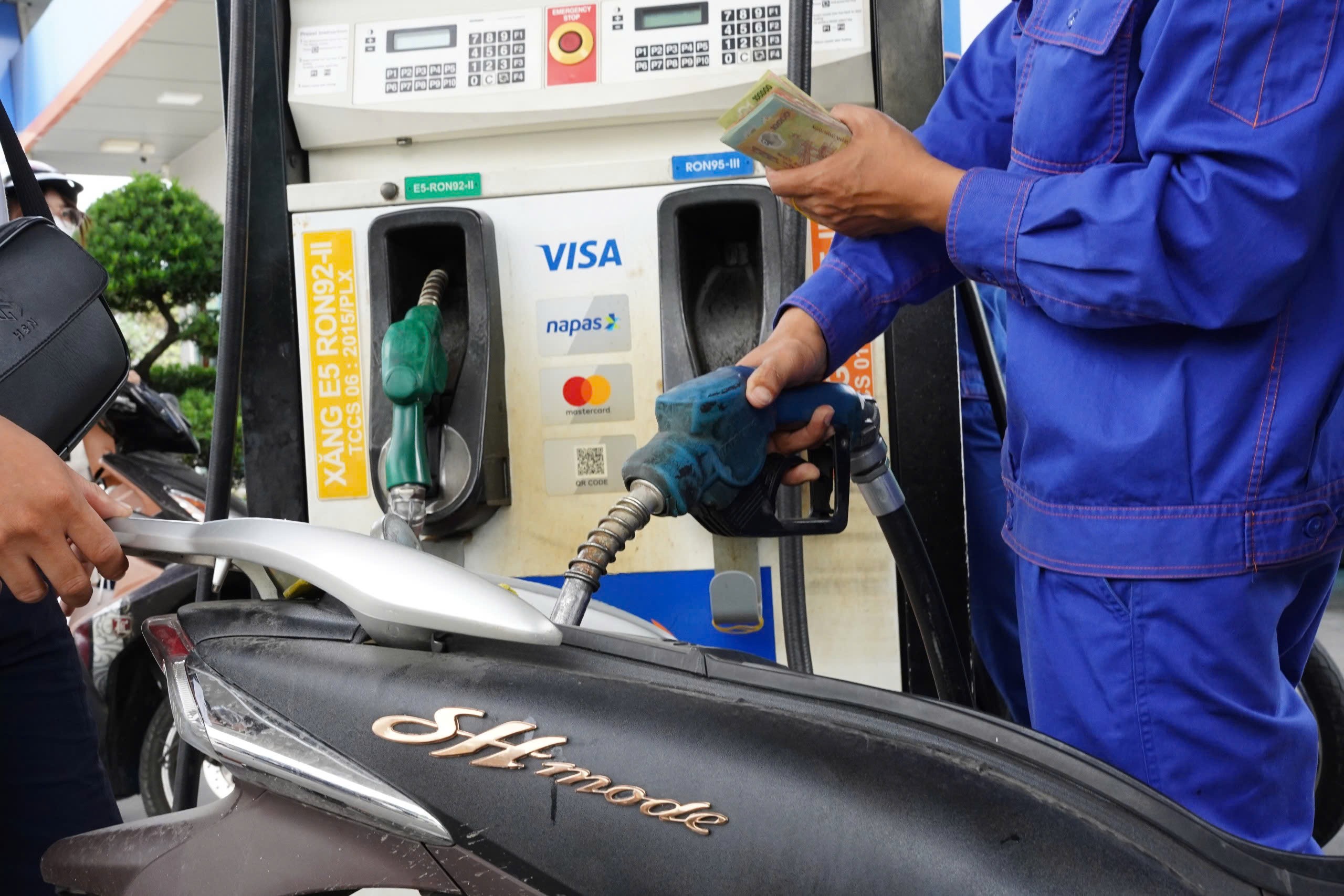 Giá xăng trong nước vào kỳ điều hành ngày mai (13/2) được dự báo tăng nhẹ theo giá thế giới.