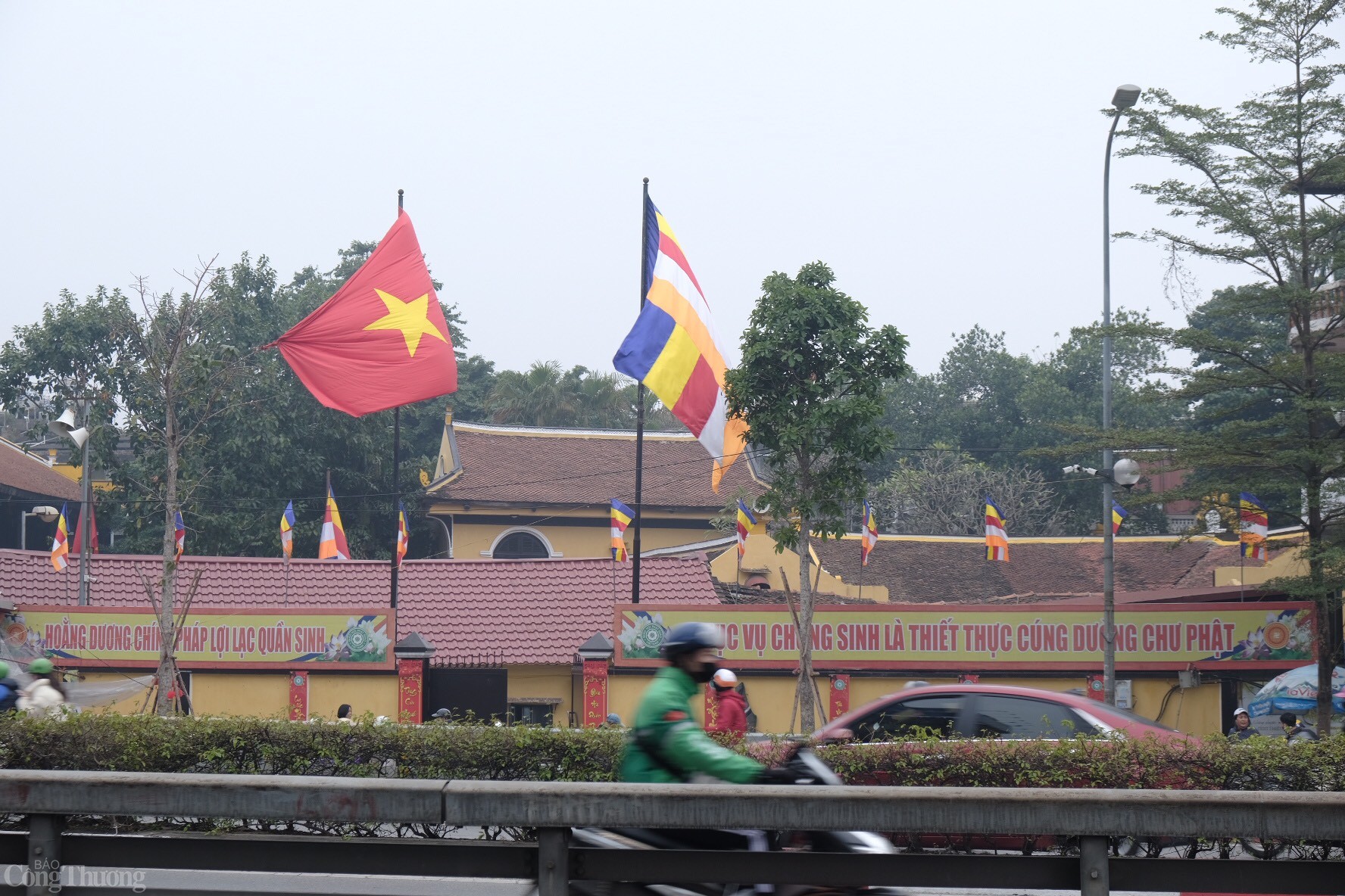 Chùa Phúc Khánh tọa lạc tại ngã tư đường Tây Sơn và Thái Thịnh, Hà Nội, là một trong những ngôi chùa cổ kính và linh thiêng bậc nhất thủ đô. Đây là biểu tượng của nét đẹp truyền thống Việt, là sự kết hợp hài hòa giữa tín ngưỡng, văn hóa và nhịp sống hiện đại. Khi đến với chùa Phúc Khánh, du khách sẽ tìm thấy sự bình yên giữa lòng thành phố sôi động, đồng thời có cơ hội tìm về những giá trị tâm linh sâu sắc. Ảnh: Lê An