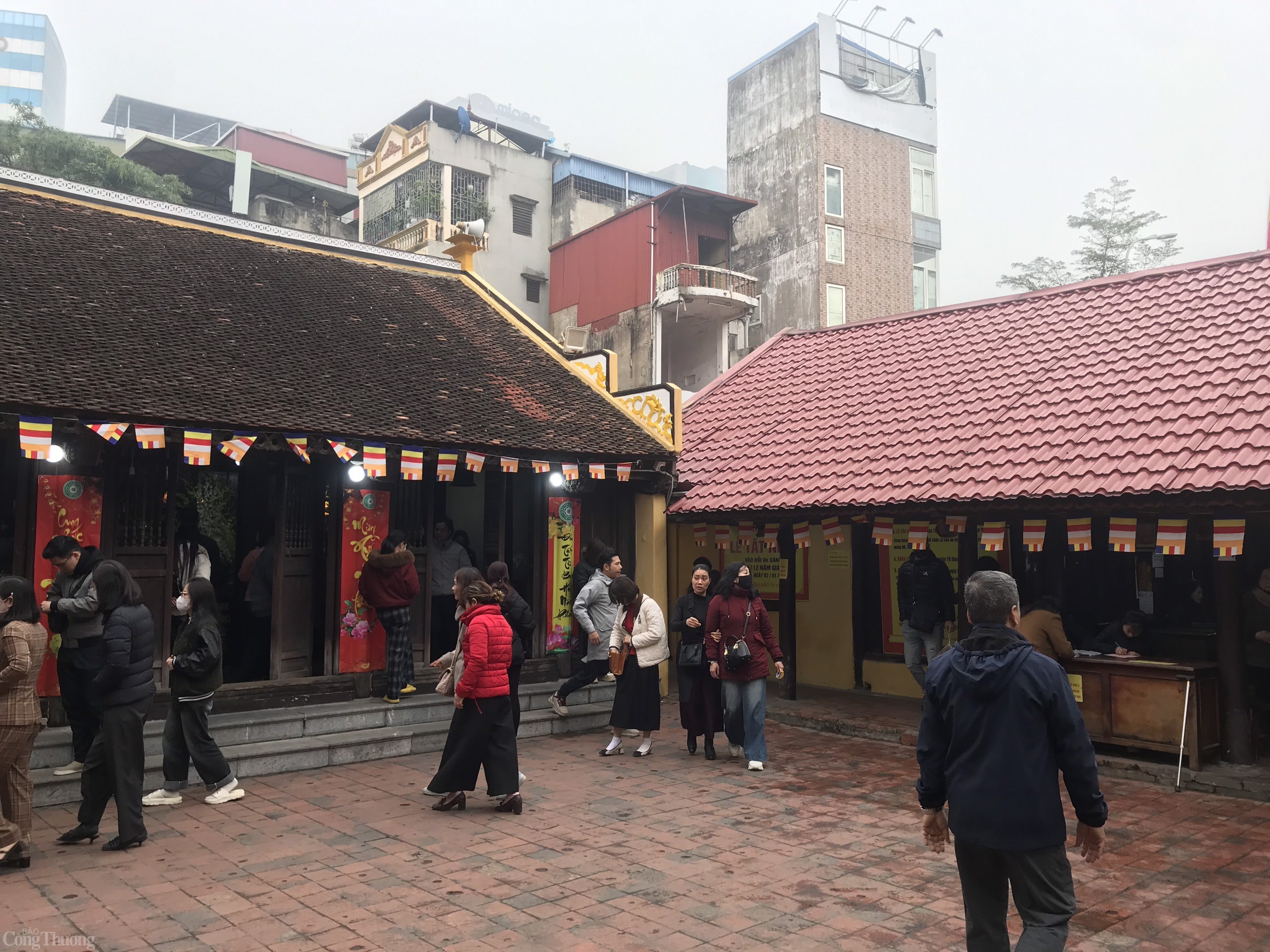 Góc sân nhỏ cho thấy giữa những nhộn nhịp phố phường, chùa Phúc Khánh vẫn toát lên vẻ cổ kính, linh thiêng. Ảnh: Lê An