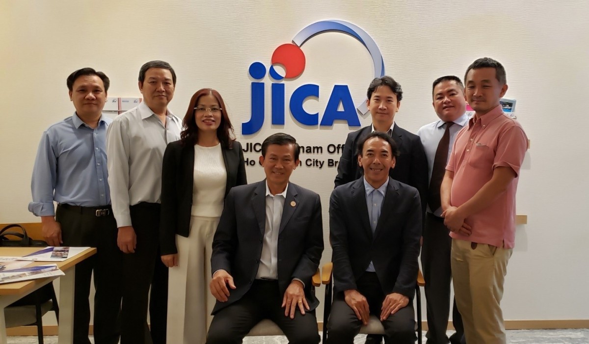 Cát Vạn Lợi tham gia khóa học Keieijuku do JICA (Cơ quan Hợp tác Quốc tế Nhật Bản) tài trợ. Trong ảnh, ông Lê Mai Hữu Lâm – Giám đốc Công ty Cát Vạn Lợi, đứng thứ hai từ phải sang trái. Cát Vạn Lợi tham gia khóa học Keieijuku do JICA (Cơ quan Hợp tác Quốc tế Nhật Bản) tài trợ. Trong ảnh, ông Lê Mai Hữu Lâm – Giám đốc Công ty Cát Vạn Lợi, đứng thứ hai từ phải sang trái.