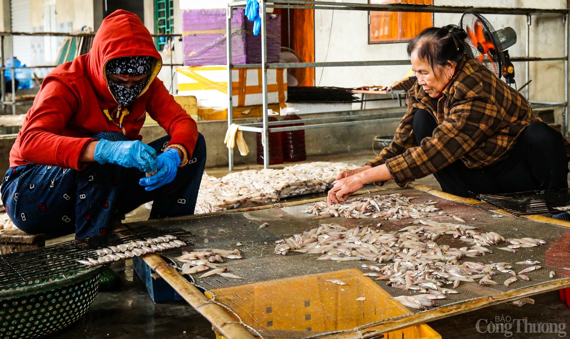 Các cơ sở nướng cá phải thuê thêm 3-5 người vẫn chưa đáp ứng được đơn hàng cho khách Các cơ sở nướng cá phải thuê thêm 3-5 người vẫn chưa đáp ứng được đơn hàng cho khách