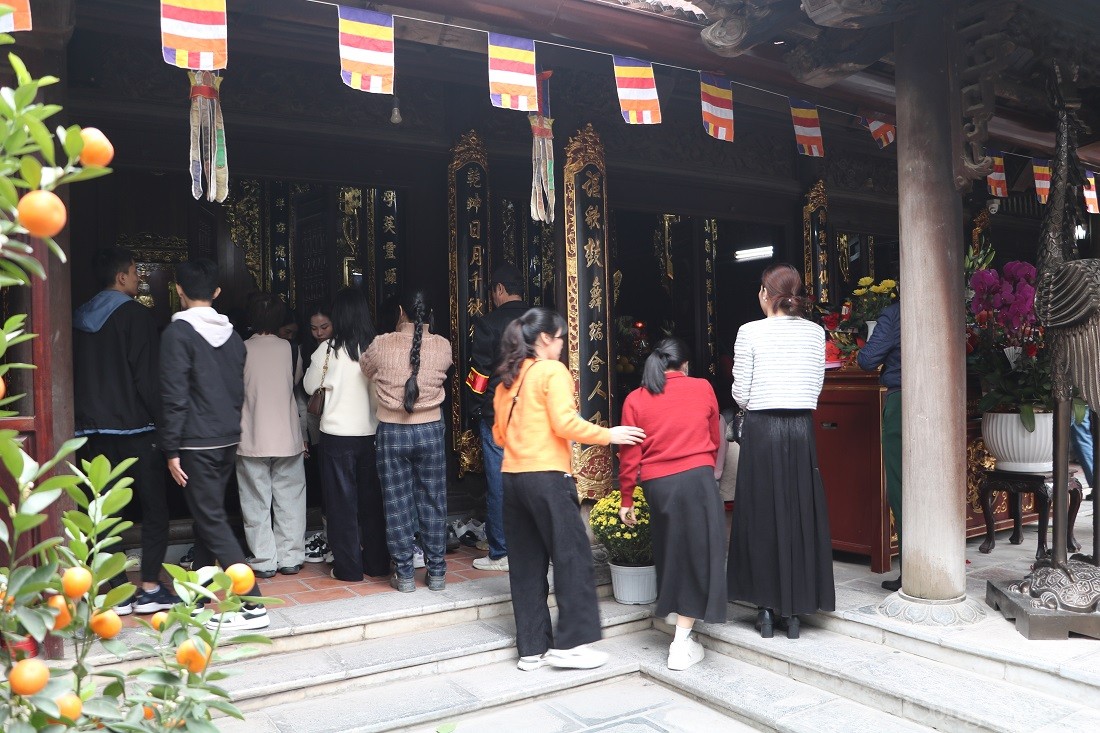 Hà Nội: Đông đảo người dân đến chùa dịp Rằm tháng Giêng