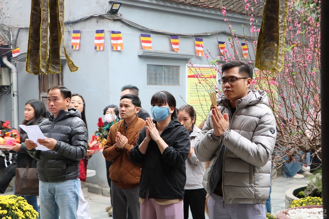 Hà Nội: Đông đảo người dân đến chùa dịp Rằm tháng Giêng