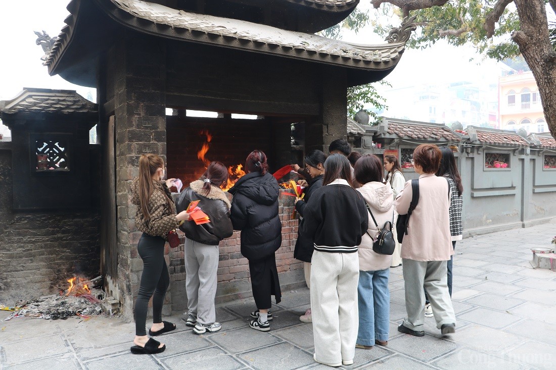 Hà Nội: Đông đảo người dân đến chùa dịp Rằm tháng Giêng