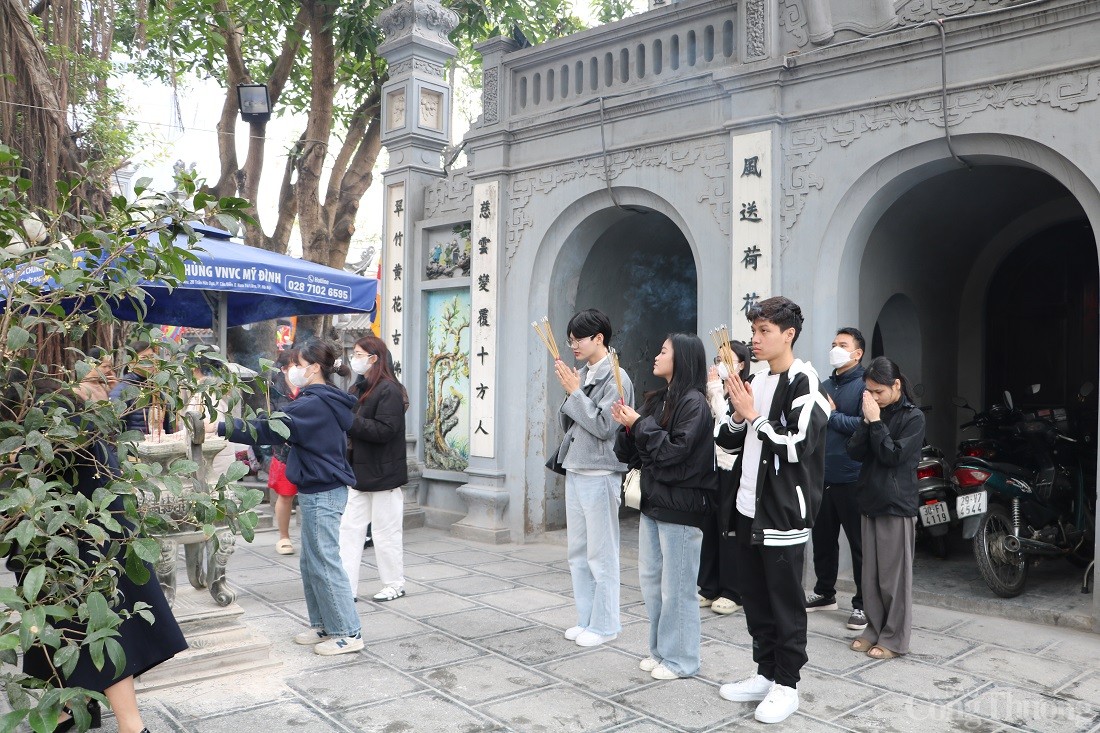 Hà Nội: Đông đảo người dân đến chùa dịp Rằm tháng Giêng