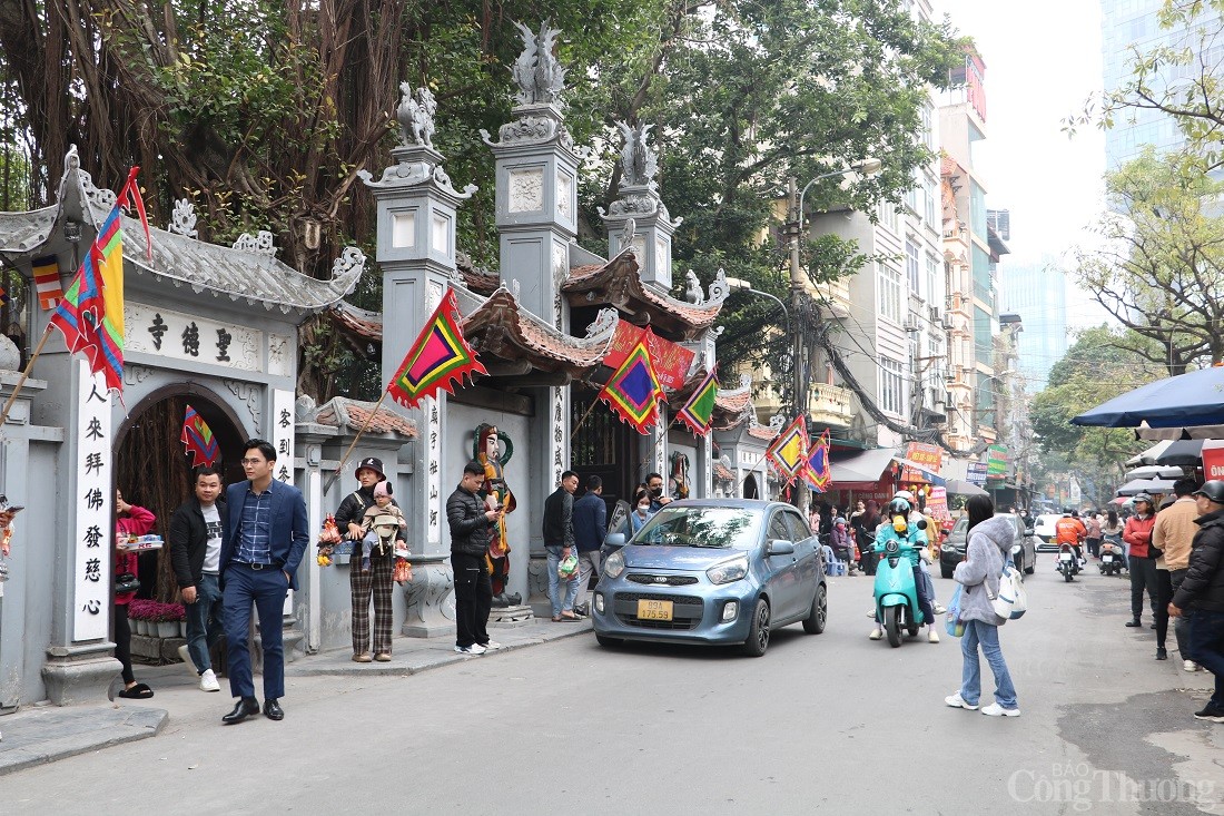 Hà Nội: Đông đảo người dân đến chùa dịp Rằm tháng Giêng