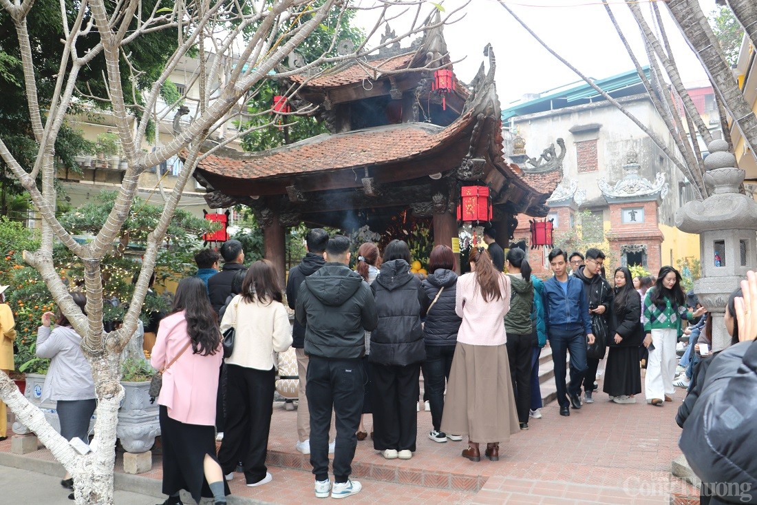 Hà Nội: Đông đảo người dân đến chùa dịp Rằm tháng Giêng