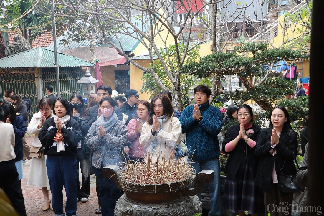 Hà Nội: Đông đảo người dân đến chùa dịp Rằm tháng Giêng