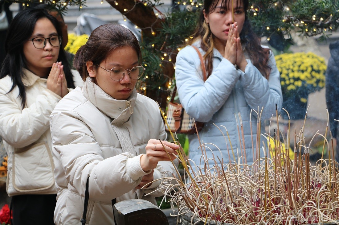 Hà Nội: Đông đảo người dân đến chùa dịp Rằm tháng Giêng