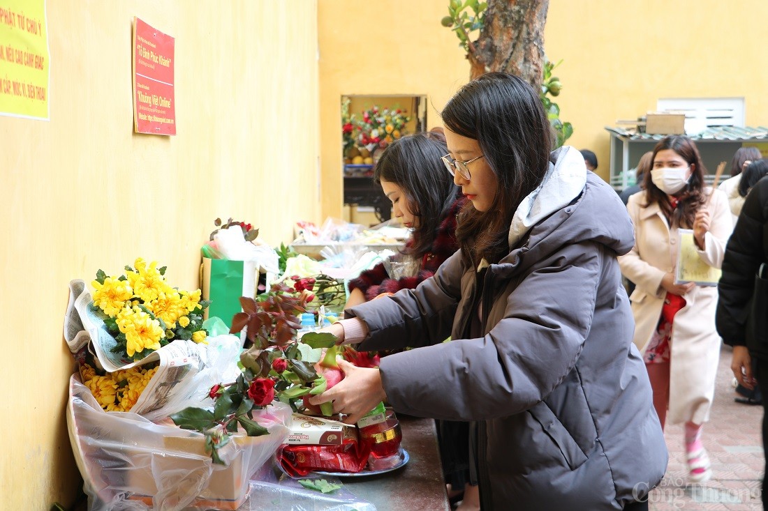 Hà Nội: Đông đảo người dân đến chùa dịp Rằm tháng Giêng