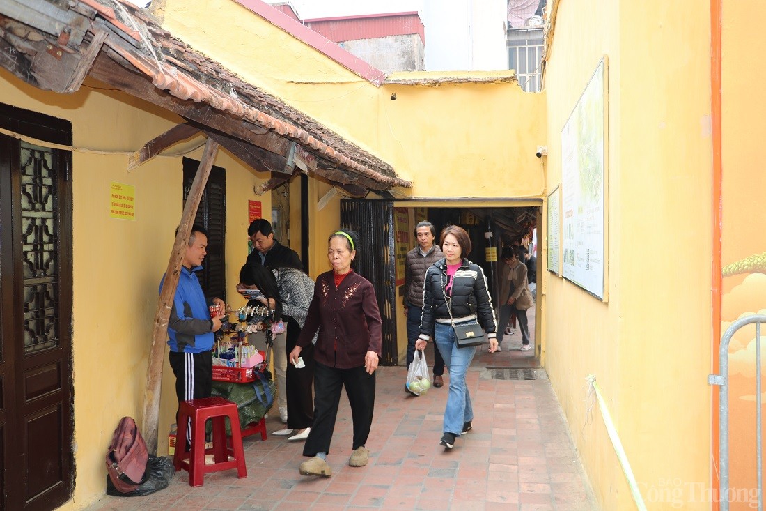 Hà Nội: Đông đảo người dân đến chùa dịp Rằm tháng Giêng