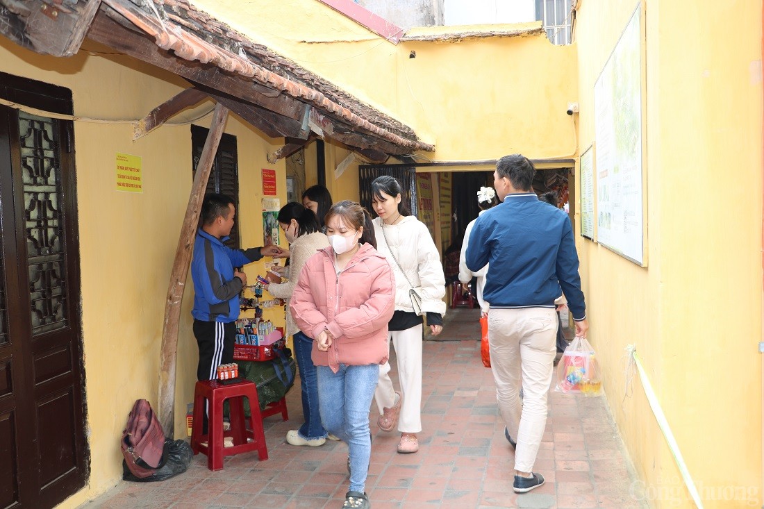 Hà Nội: Đông đảo người dân đến chùa dịp Rằm tháng Giêng