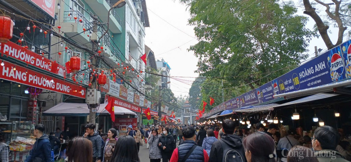 nhiều người dân Thủ đô và du khách đến Phủ Tây Hồ để làm lễ nhiều người dân Thủ đô và du khách đến Phủ Tây Hồ để làm lễ