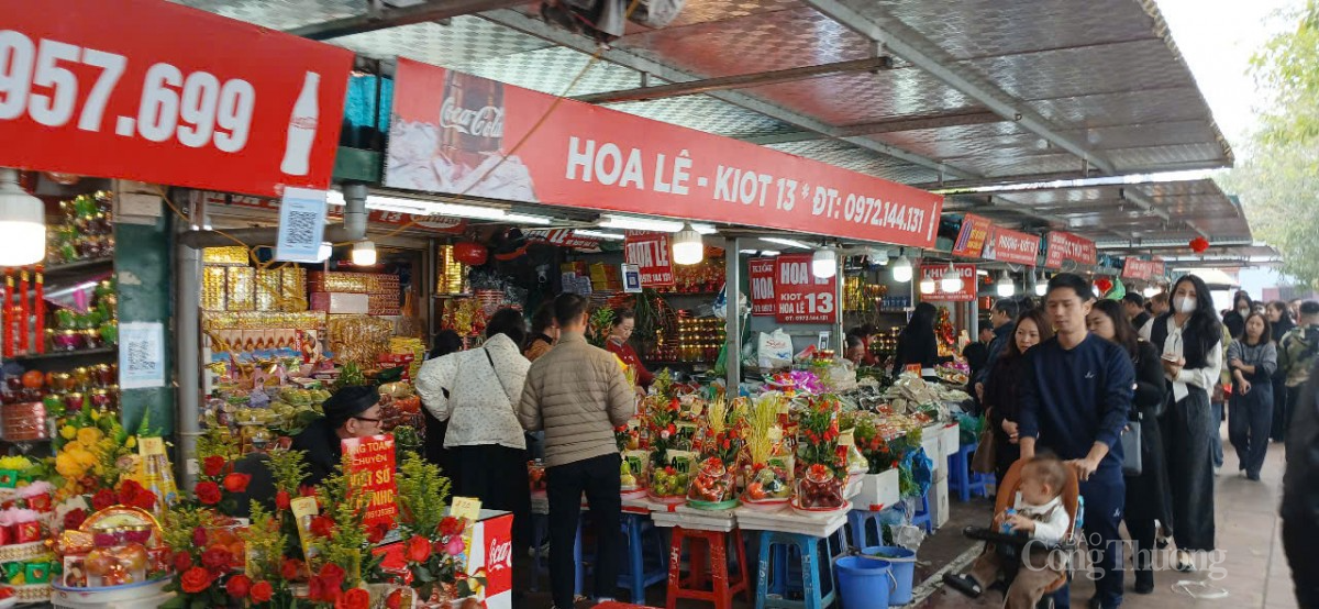 Ghi nhận của phóng viên Báo Công Thương, vào khoảng 14h chiều xuất hiện tình trạng dòng người đổ về tại Phủ Tây Hồ ngày càng đông đúc. Ghi nhận của phóng viên Báo Công Thương, vào khoảng 14h chiều xuất hiện tình trạng dòng người đổ về tại Phủ Tây Hồ ngày càng đông đúc.