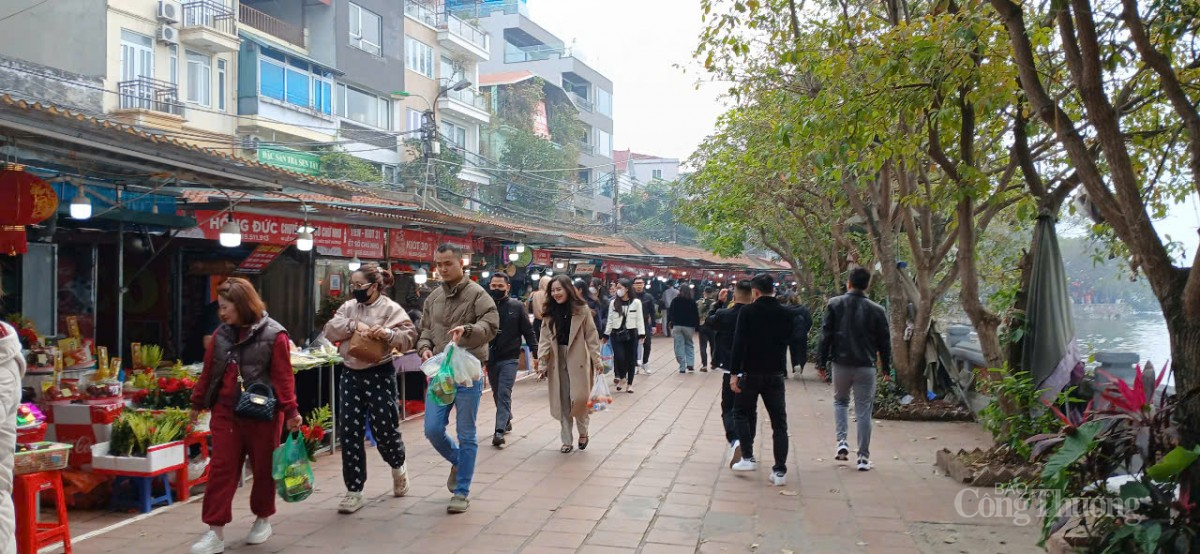 Người dân Thủ đô và du khách tấp nập đi lễ rằm tháng Giêng tại Phủ Tây Hồ. Người dân Thủ đô và du khách tấp nập đi lễ rằm tháng Giêng tại Phủ Tây Hồ.