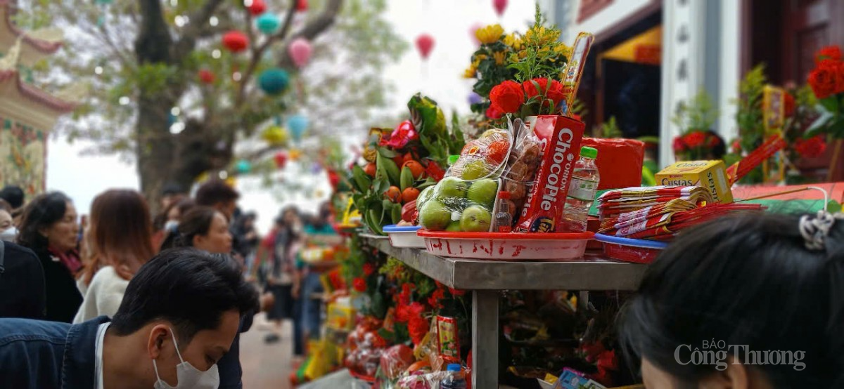 đi lễ Phủ Tây Hồ đã là một thói quen của gia đình. Dịp đầu năm mới và sắp tới là Rằm tháng Giêng, chị cùng gia đình đến phủ cầu bình an, may mắn cho gia đình. đi lễ Phủ Tây Hồ đã là một thói quen của gia đình. Dịp đầu năm mới và sắp tới là Rằm tháng Giêng, chị cùng gia đình đến phủ cầu bình an, may mắn cho gia đình.