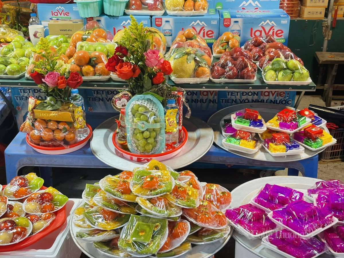 Từ ngoài đường dẫn vào cổng đến bên trong phủ, rất nhiều quầy hàng với những mâm lễ được chuẩn bị sẵn, bày bán phục vụ nhu cầu người dân. Theo khảo sát của phóng viên, trung bình một mâm lễ có giá khoảng 200.000 - 300.000 đồng, mỗi mâm lễ cuối năm thường sẽ có trái cây, hoa tươi, bánh trái, sớ và vàng mã. Từ ngoài đường dẫn vào cổng đến bên trong phủ, rất nhiều quầy hàng với những mâm lễ được chuẩn bị sẵn, bày bán phục vụ nhu cầu người dân. Theo khảo sát của phóng viên, trung bình một mâm lễ có giá khoảng 200.000 - 300.000 đồng, mỗi mâm lễ cuối năm thường