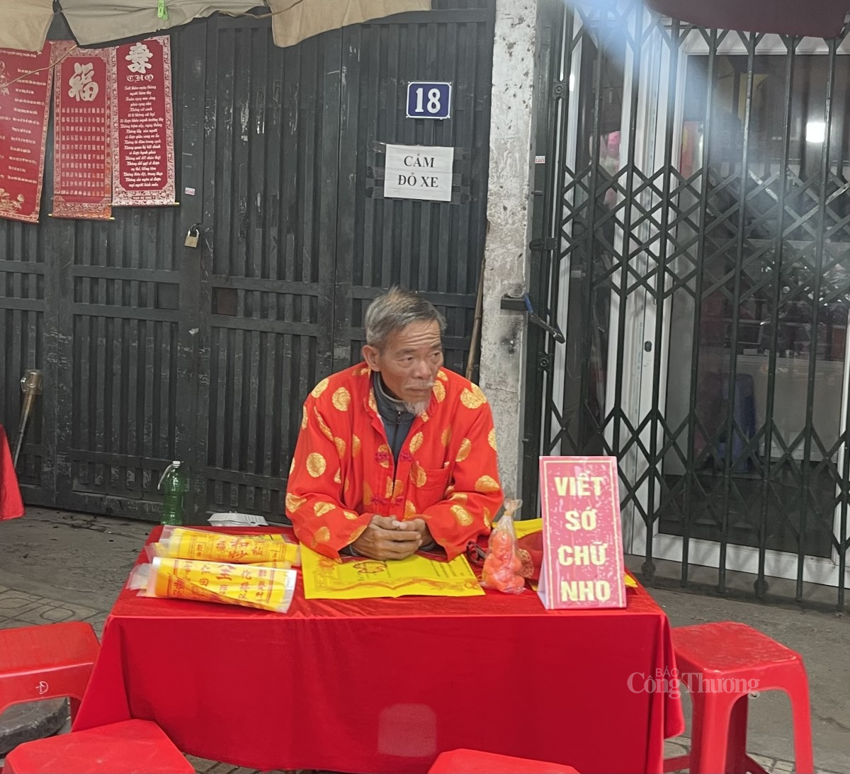 Khu vực viết sớ. Ảnh: Nguyễn Thanh Khu vực viết sớ. Ảnh: Nguyễn Thanh