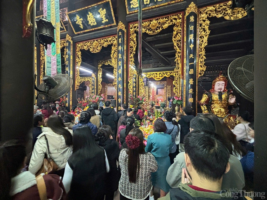 Hà Nội: Đông đảo người dân đến chùa dịp Rằm tháng Giêng