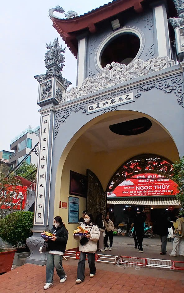 Theo nhiều người dân, đi lễ chùa dịp đầu năm để cầu mong gia đình hạnh phúc, bình an, nhiều sức khỏe, công danh thành đạt. Theo nhiều người dân, đi lễ chùa dịp đầu năm để cầu mong gia đình hạnh phúc, bình an, nhiều sức khỏe, công danh thành đạt.