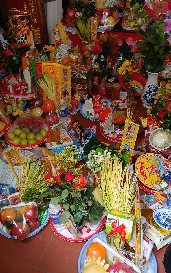 Bên trong các địa điểm thờ tự tại phủ Tây Hồ cũng đông nghịt người đặt lễ, khấn vái. Bên trong các địa điểm thờ tự tại phủ Tây Hồ cũng đông nghịt người đặt lễ, khấn vái.