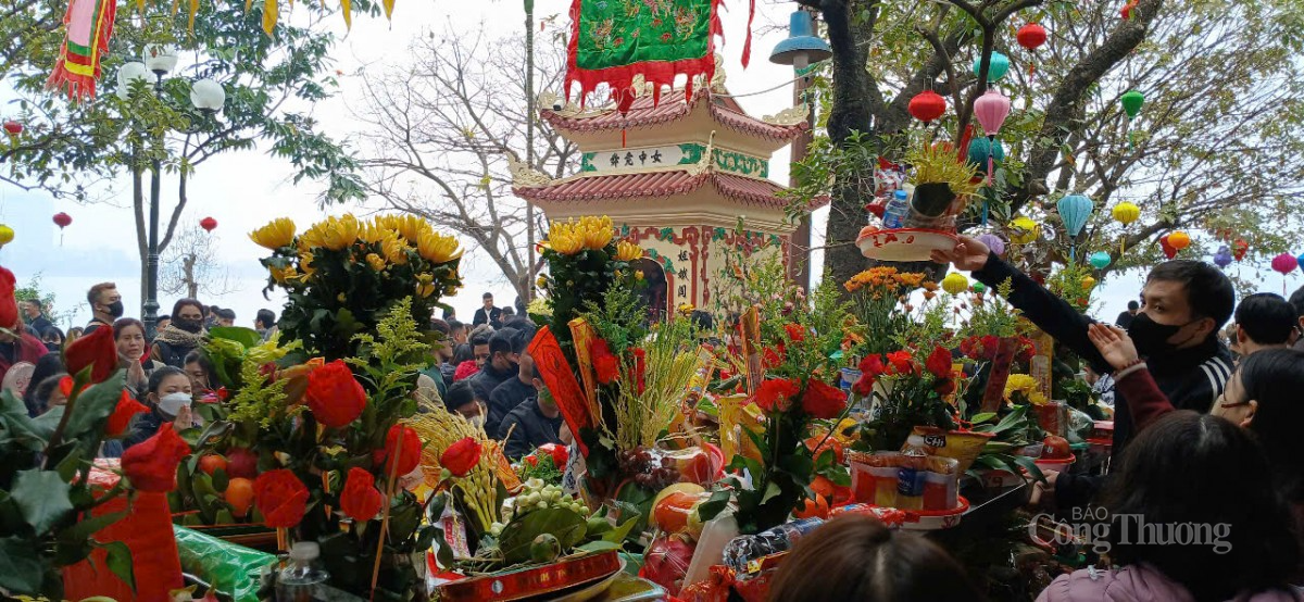 đi lễ Phủ Tây Hồ đã là một thói quen của gia đình. Dịp đầu năm mới và sắp tới là Rằm tháng Giêng, chị cùng gia đình đến phủ cầu bình an, may mắn cho gia đình. đi lễ Phủ Tây Hồ đã là một thói quen của gia đình. Dịp đầu năm mới và sắp tới là Rằm tháng Giêng, chị cùng gia đình đến phủ cầu bình an, may mắn cho gia đình.