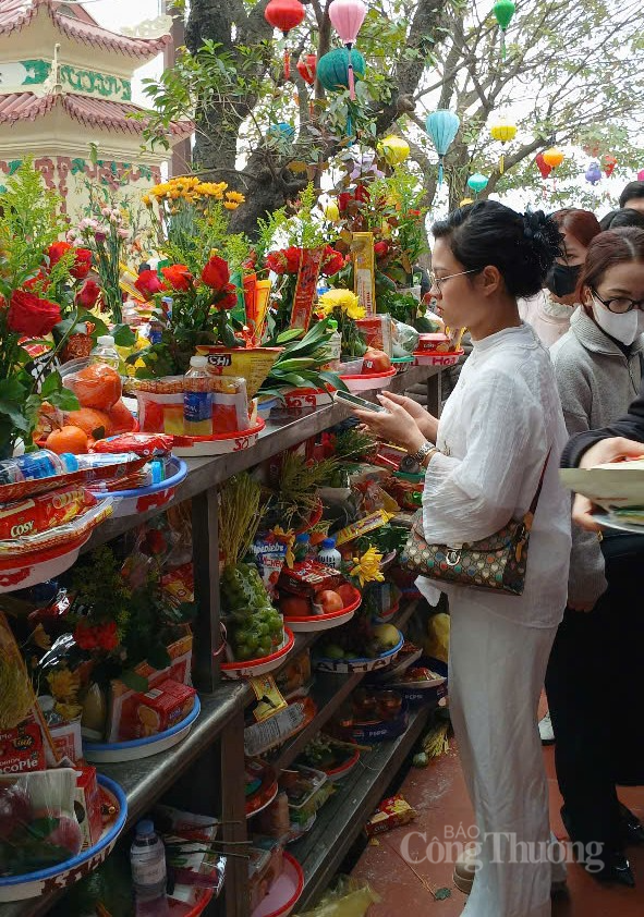 Phía ngoài khu vực Phủ, những mâm lễ nhỏ theo từng mệnh giá đã được chuẩn bị sẵn để phục vụ nhu cầu đi lễ của người dân. Phía ngoài khu vực Phủ, những mâm lễ nhỏ theo từng mệnh giá đã được chuẩn bị sẵn để phục vụ nhu cầu đi lễ của người dân.