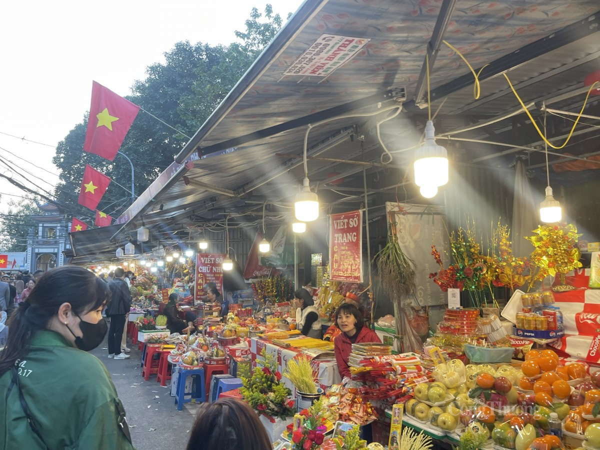 Phía ngoài khu vực Phủ, những mâm lễ nhỏ theo từng mệnh giá đã được chuẩn bị sẵn để phục vụ nhu cầu đi lễ của người dân. Phía ngoài khu vực Phủ, những mâm lễ nhỏ theo từng mệnh giá đã được chuẩn bị sẵn để phục vụ nhu cầu đi lễ của người dân.