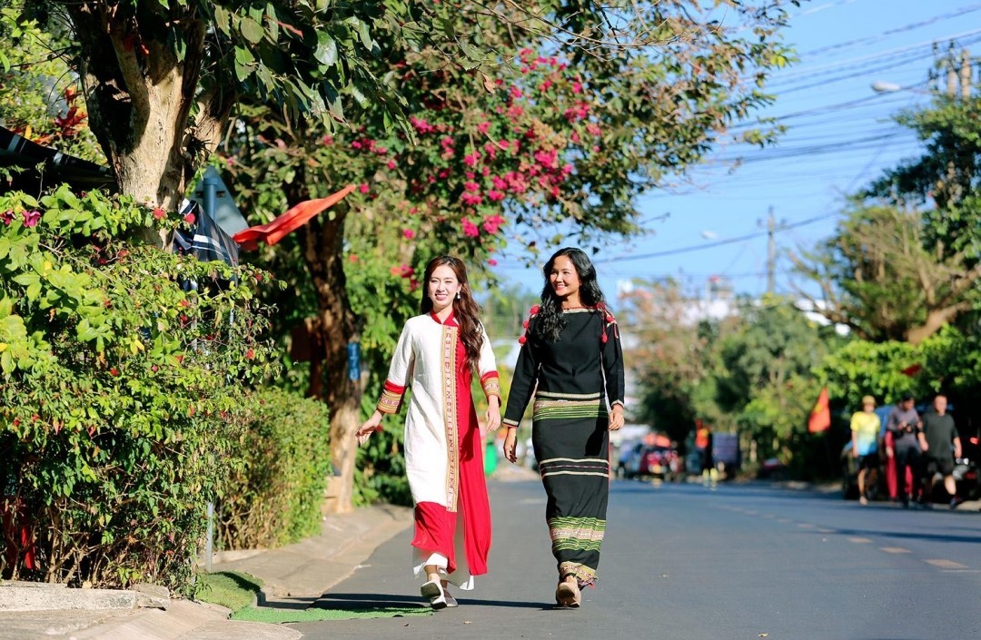 tham gia chương trình Lễ hội đường phố sẽ có Hoa hậu Hoàn vũ Việt Nam 2017, Top 5 Hoa hậu Hoàn vũ thế giới 2018 - H’Hen Niê  tham gia chương trình Lễ hội đường phố sẽ có Hoa hậu Hoàn vũ Việt Nam 2017, Top 5 Hoa hậu Hoàn vũ thế giới 2018 - H’Hen Niê