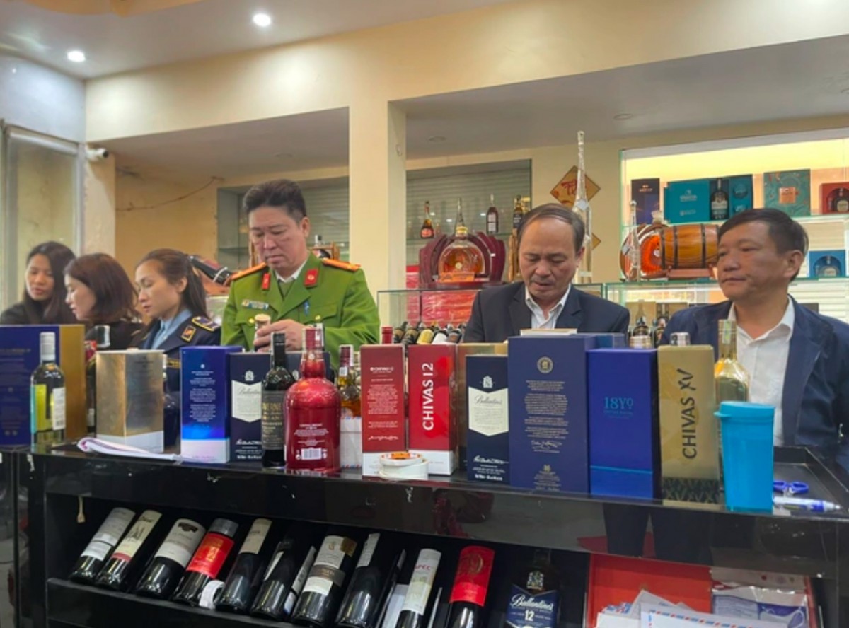 Đoàn liên ngành kiểm tra một cơ sở kinh doanh tại TP. Đồng Hới (Ảnh: Trần Hùng) Đoàn liên ngành kiểm tra một cơ sở kinh doanh tại TP. Đồng Hới (Ảnh: Trần Hùng)