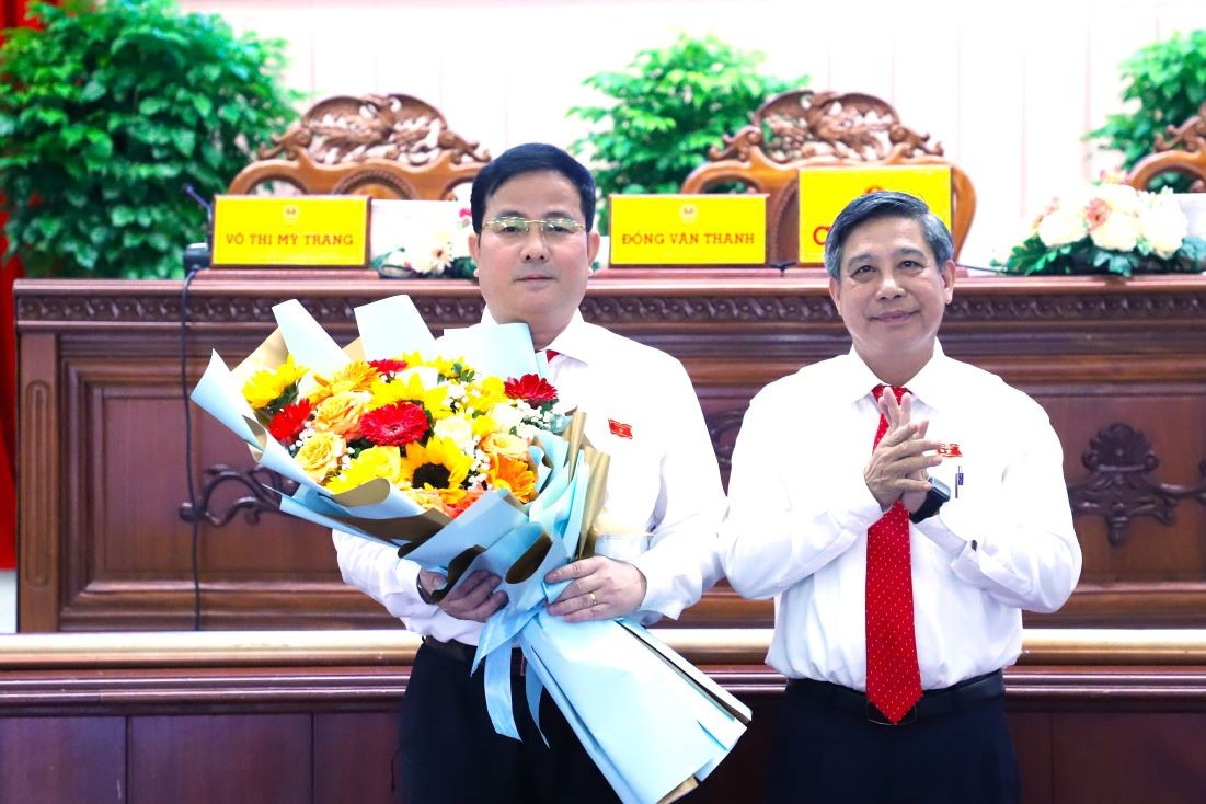 Ông Trần Văn Huyến (trái) được HĐND tỉnh Hậu Giang bầu làm chủ tịch UBND tỉnh nhiệm kỳ 2021-2026 Ông Trần Văn Huyến (trái) được HĐND tỉnh Hậu Giang bầu làm chủ tịch UBND tỉnh nhiệm kỳ 2021-2026