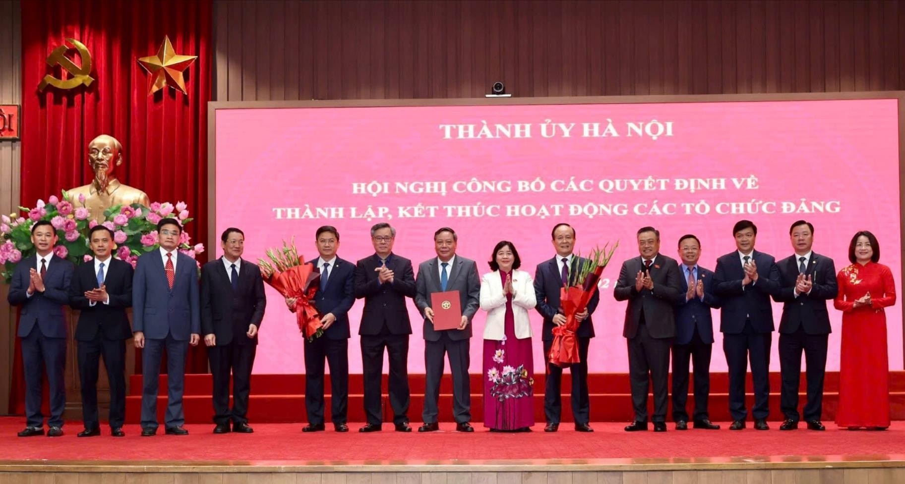 Bí thư Thành ủy Hà Nội Bùi Thị Minh Hoài và Phó Trưởng ban Tổ chức Trung ương Nguyễn Quang Dương trao quyết định thành lập Đảng bộ các cơ quan Đảng thành phố Hà Nội. Ảnh: Chinhphu.vn