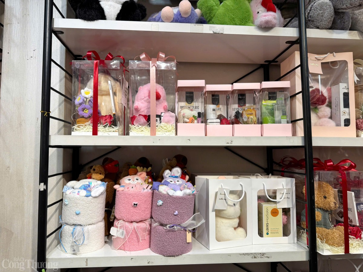 Những món quà lưu niệm xinh xắn cũng được ưa chuộng