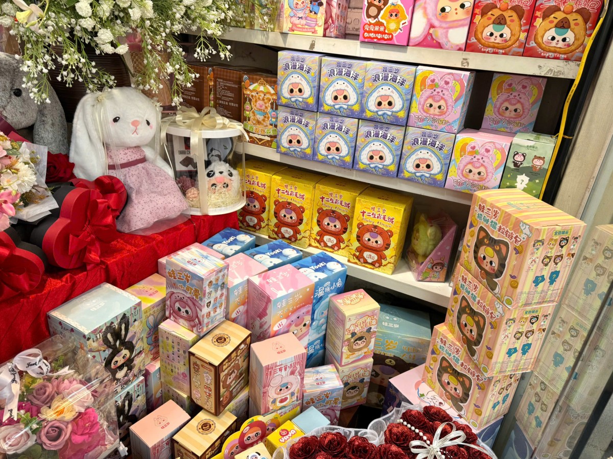 Mặt hàng blindbox Babythree được bày bán trên nhiều con phố.