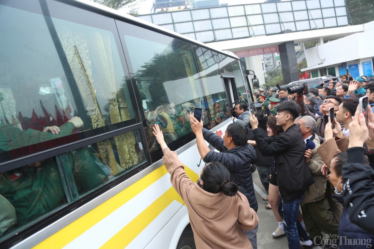 Ông Trần Sỹ Thanh dự Lễ giao, nhận quân tại quận Đống Đa