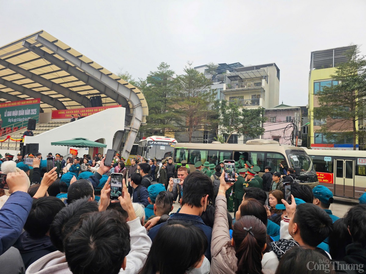 Ông Trần Sỹ Thanh dự Lễ giao, nhận quân tại quận Đống Đa