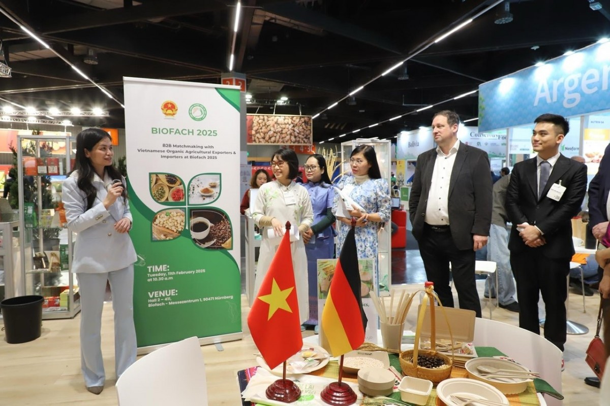 Doanh nghiệp Việt Nam giới thiệu sản phẩm với bạn bè quốc tế. Ảnh: Thương vụ Việt Nam tại CHLB Đức