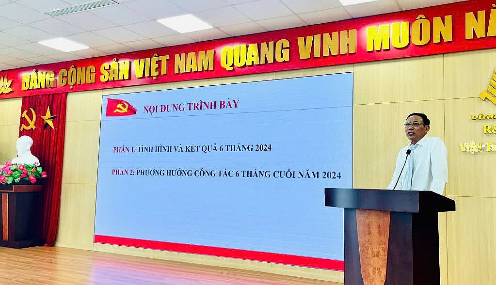 Ông Nguyễn Văn Vân - Giám đốc công ty phát biểu hội nghị Ông Nguyễn Văn Vân - Giám đốc công ty phát biểu hội nghị
