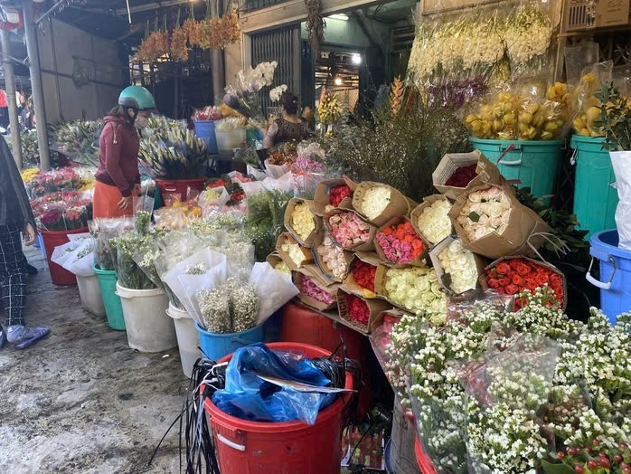 Chợ đầu mối hoa Quảng An tấp nập khách những ngày này. Ảnh: Nguyễn Thanh Chợ đầu mối hoa Quảng An tấp nập khách những ngày này. Ảnh: Nguyễn Thanh